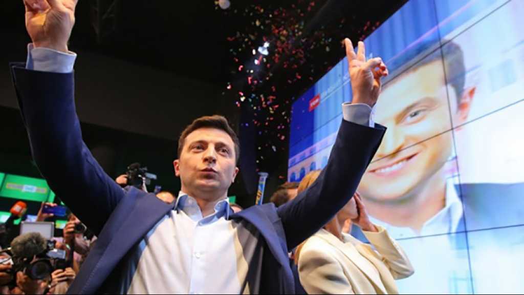 Ukraine: le comédien Zelensky largement élu président