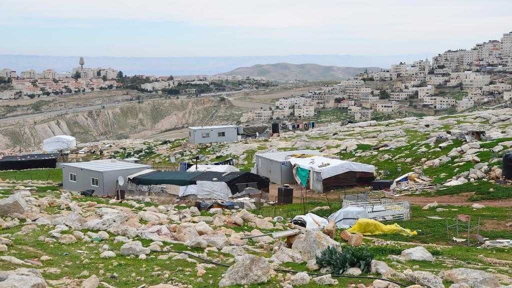 «Israël» veut vendre des structures humanitaires confisquées aux bédouins