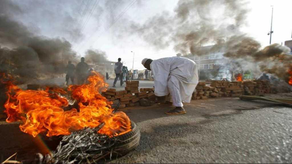 Soudan: les militaires dispersent le sit-in par la force, 5 morts