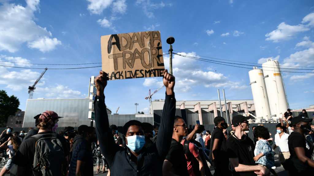 Heurts lors de la manifestation interdite contre les violences policières à Paris: 18 interpellations