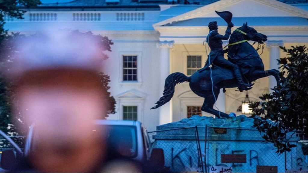Des manifestants ciblent une statue de l’ancien président Jackson devant la Maison Blanche