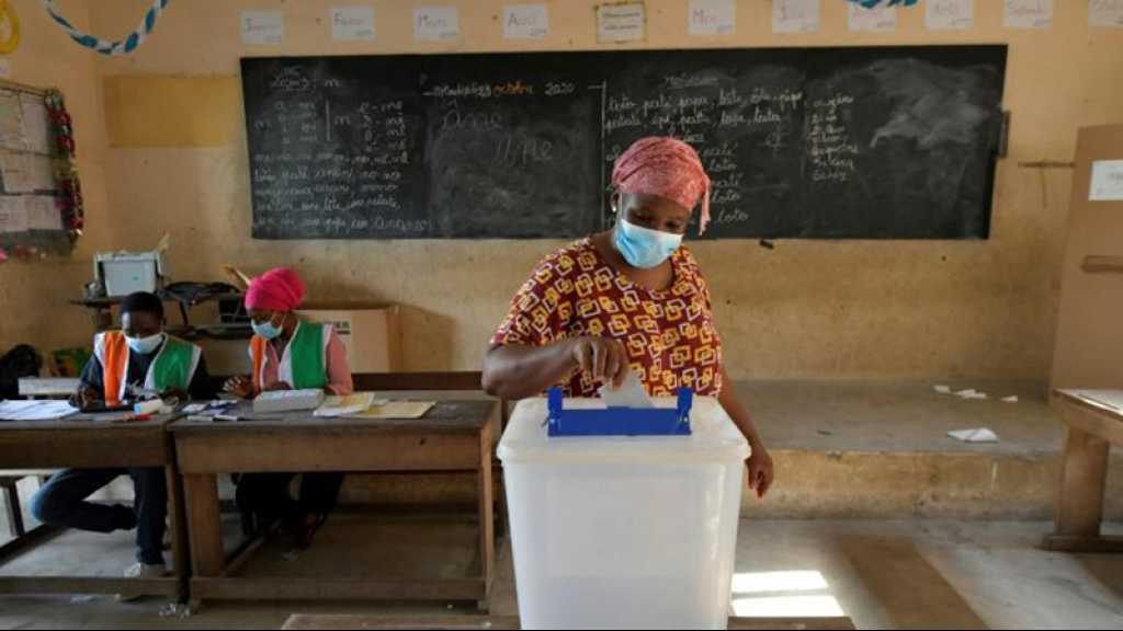 Les Ivoiriens votent dans une ambiance tendue, le président Ouattara brigue un 3e mandat