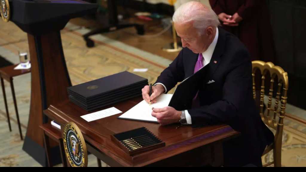 Biden signe le plan de relance et avance des «raisons d’espérer»