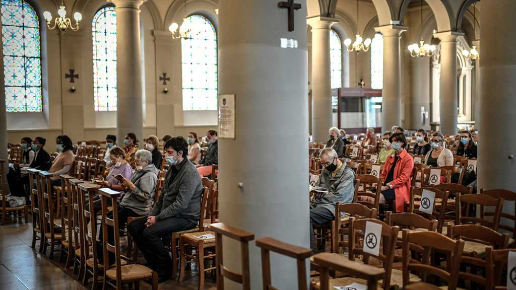 Pâques en pandémie, le monde tâtonne entre restrictions et ouvertures