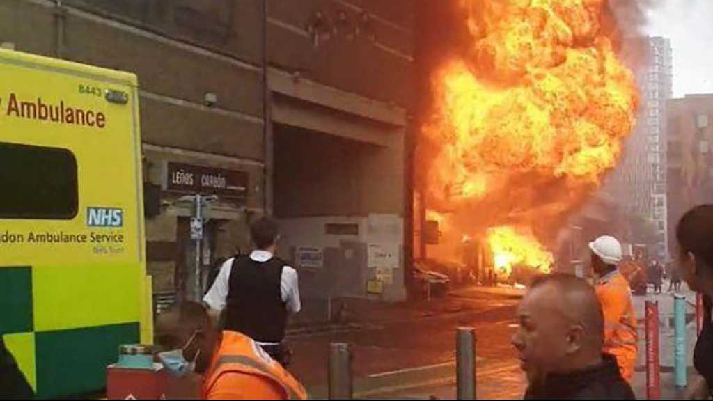 Royaume-Uni: spectaculaire incendie dans le centre de Londres