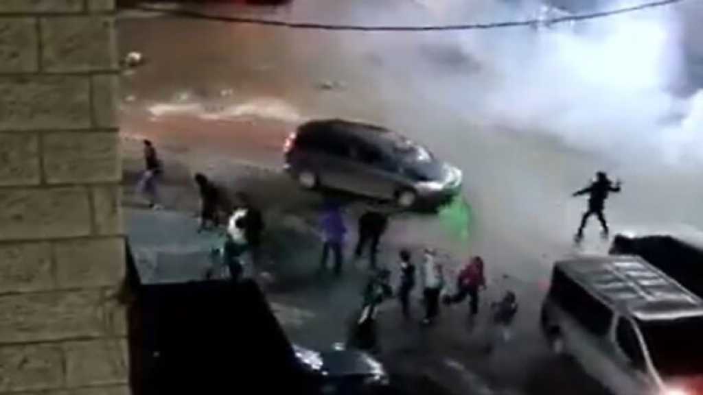 La police de l’occupation attaque des manifestants saluant le martyr Abou Chkheidem