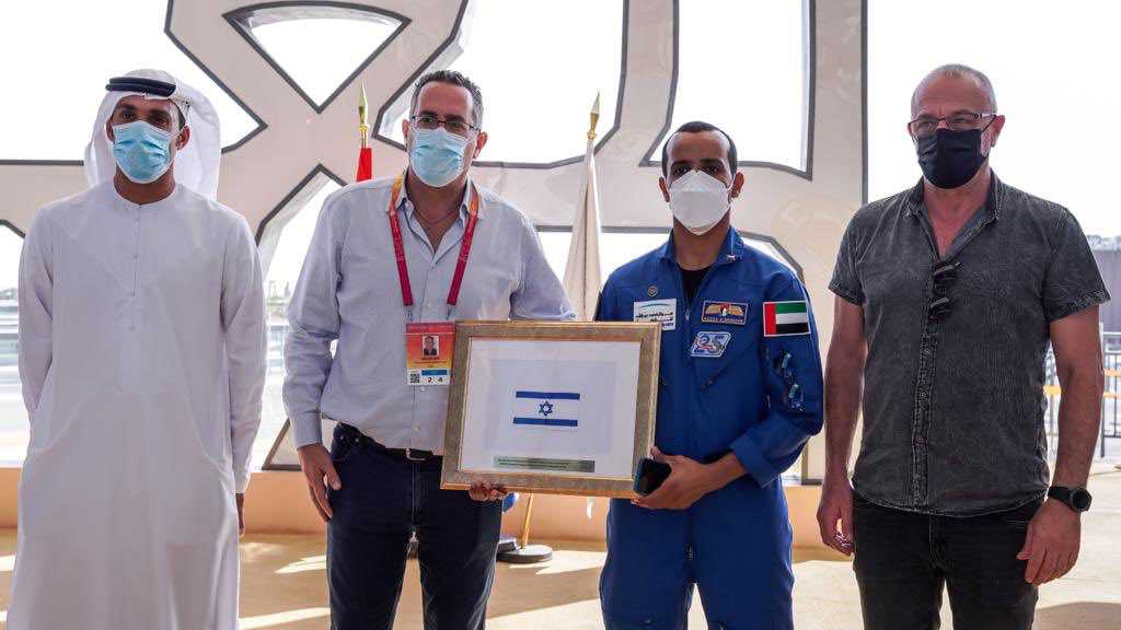 Normalisation: un astronaute émirati offre un «drapeau israélien» qu’il a emporté dans la Station spatiale internationale