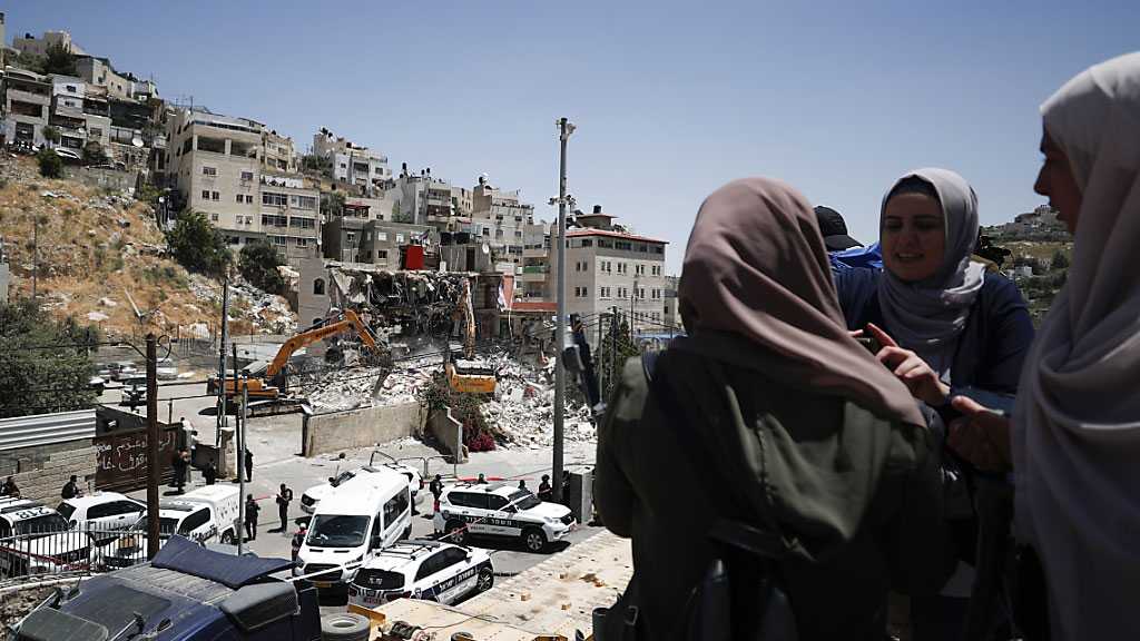 «Israël» démolit un immeuble palestinien à al-Qods occupée, 35 personnes à la rue