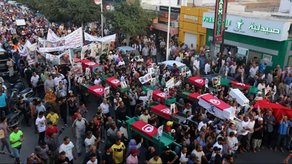 Des parents de migrants tunisiens fouillent des tombes à la recherche de leurs enfants portés disparus