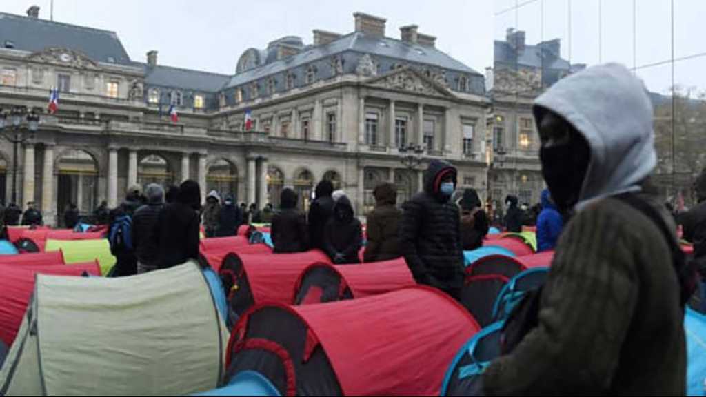 France: deux cents migrants sans-abri, se disant mineurs, protestent en campant au cœur de Paris
