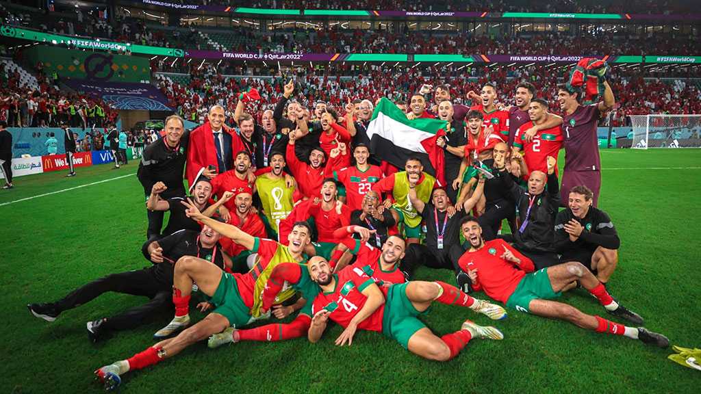Mondial 2022: après leur victoire sur l’Espagne, les joueurs marocains posent avec le drapeau palestinien