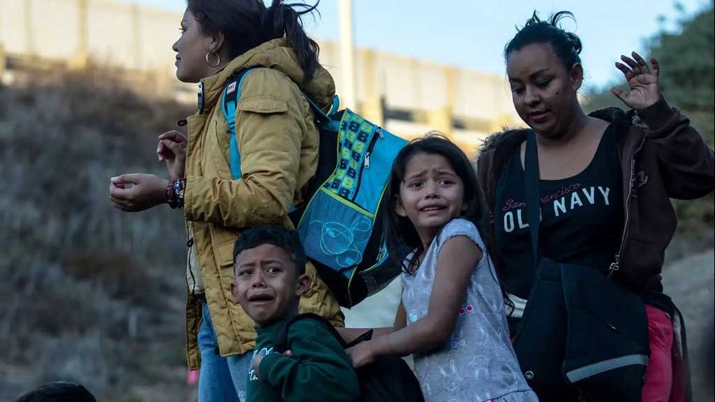 Près de 1.000 enfants migrants, séparés de leurs parents sous Trump, restent loin d’eux