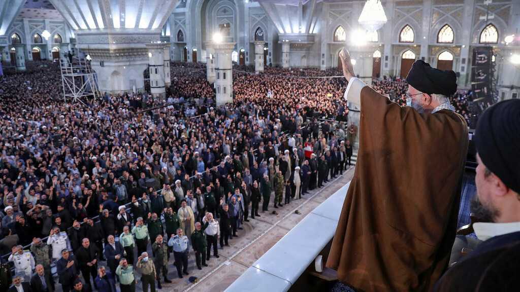 Sayyed Khamenei: L’hostilité de l’Arrogance ne prendra pas fin avec notre retrait