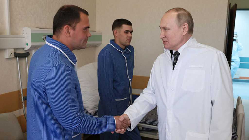 Russie: Poutine visite un hôpital militaire et décore des soldats blessés