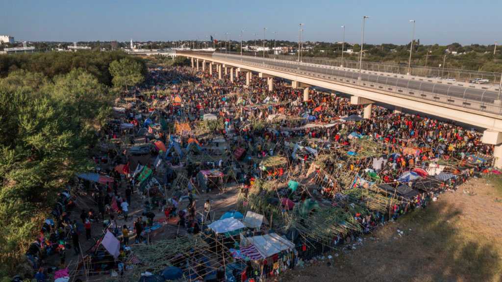 États-Unis : le Texas défie l’État fédéral avec sa barrière flottante anti-migrants