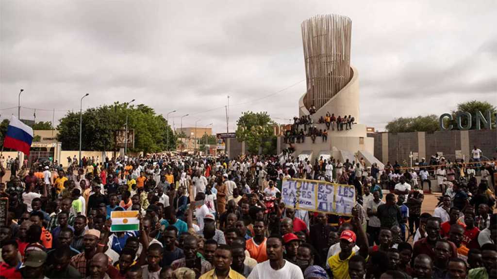 Niger: le président appelle à l’aide, les putschistes menacent de riposter