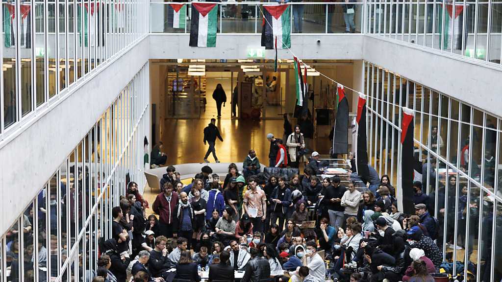 Suisse: une centaine d’étudiants propalestiniens occupent un hall de l’université de Lausanne