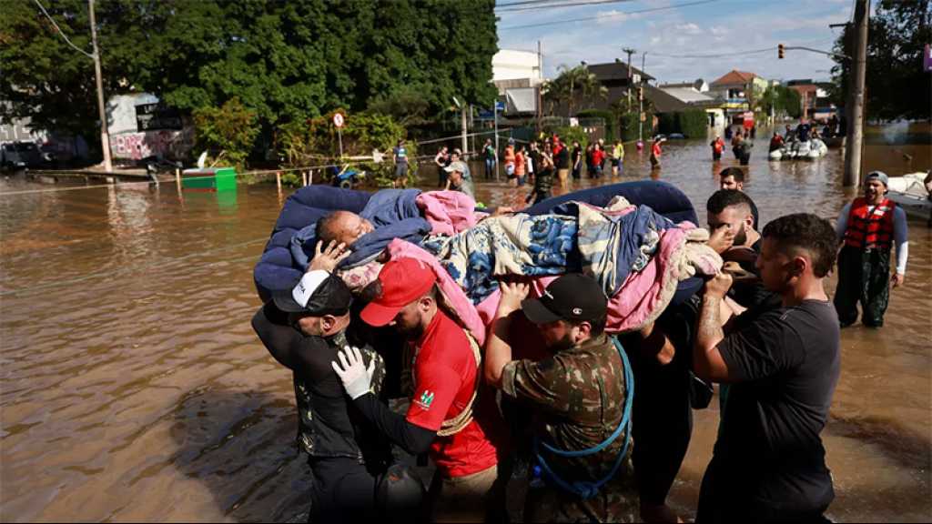Inondations au Brésil: déjà 100 morts, la pluie suspend les évacuations