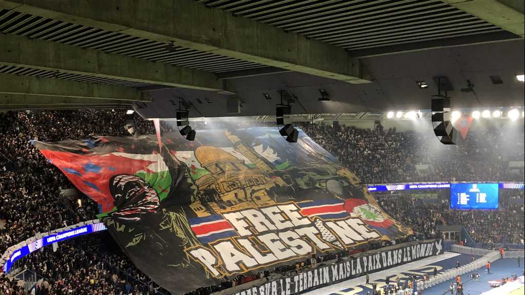  «Free Palestine»: Un énorme tifo en soutien à Gaza et au Liban au Parc des Princes