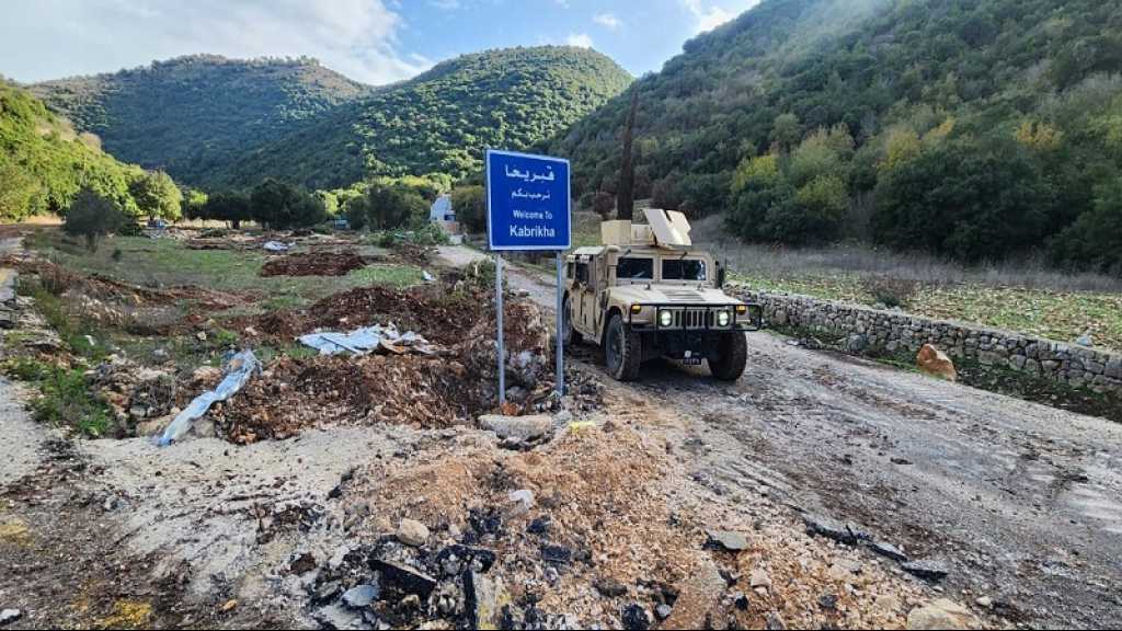 A Kabrikha, les habitants et l’armée détruisent un remblais de terre installé par des soldats israéliens 