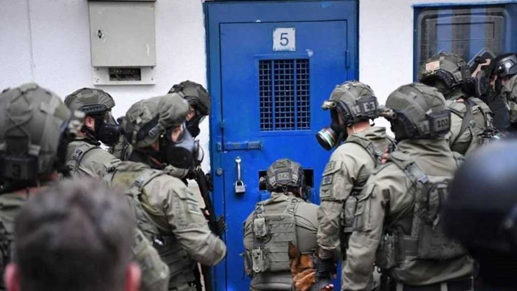 Des forces «israéliennes» font irruption dans la prison d’«Ofer» et agressent des détenus palestiniens