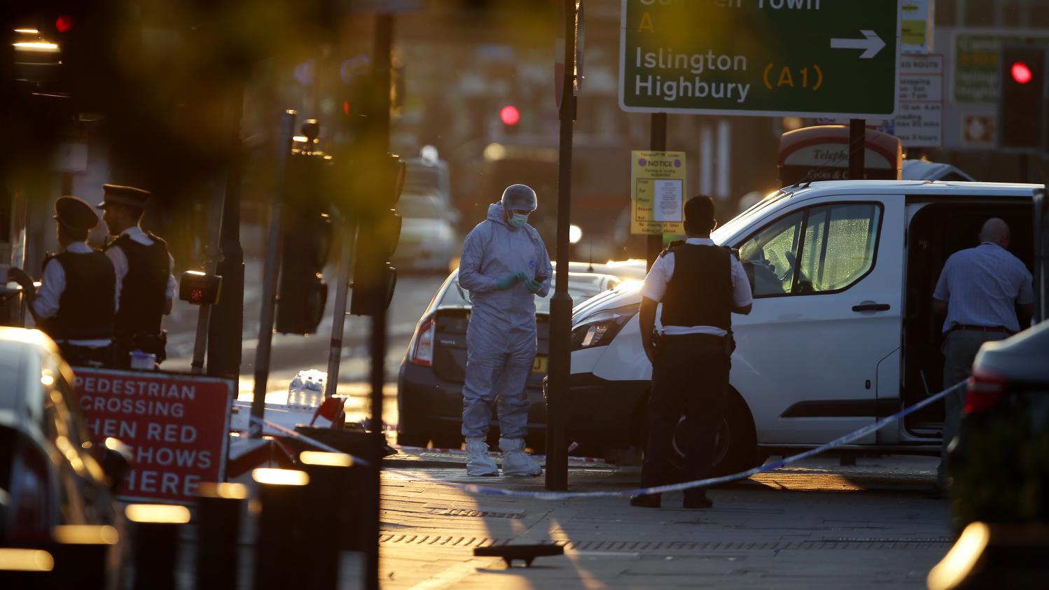 Une voiture percute des passants près d'une mosquée à #Londres