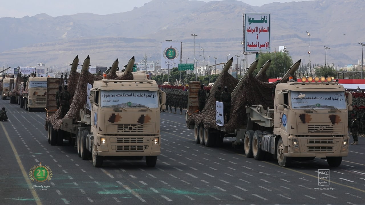 Yémen: défilé militaire majestueux à Sanaa, l’armée dévoile des armes de dissuasion stratégiques (photos)