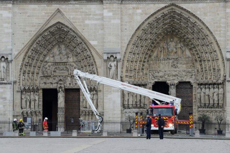 Notre-Dame: «L’ensemble du feu est éteint», annoncent les pompiers