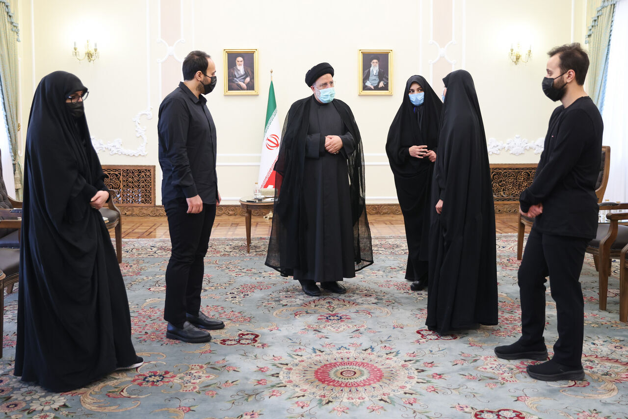 Le président Raïssi rencontre les membres de la famille du martyr Soleimani
