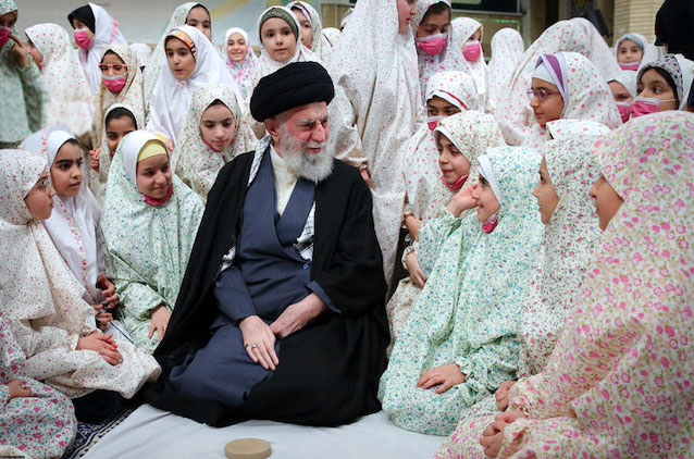 Sayyed Khamenei rencontre et félicite les jeunes écolières pour leur Fête d’Adoration (Photos)